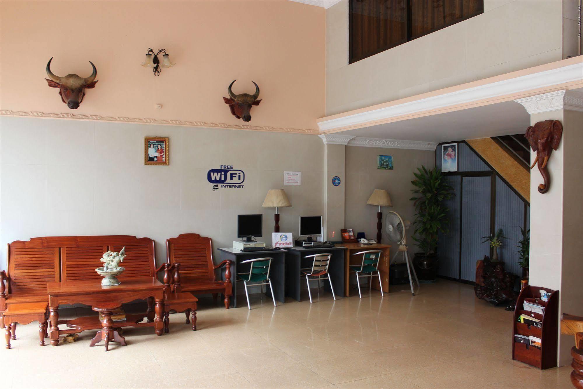 Lucky 1 Guesthouse Phnom Penh Bagian luar foto