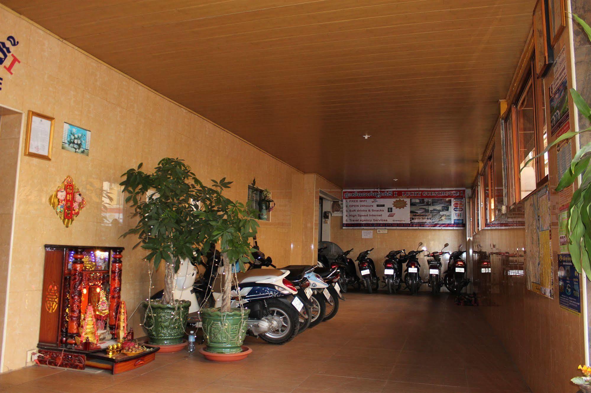 Lucky 1 Guesthouse Phnom Penh Bagian luar foto