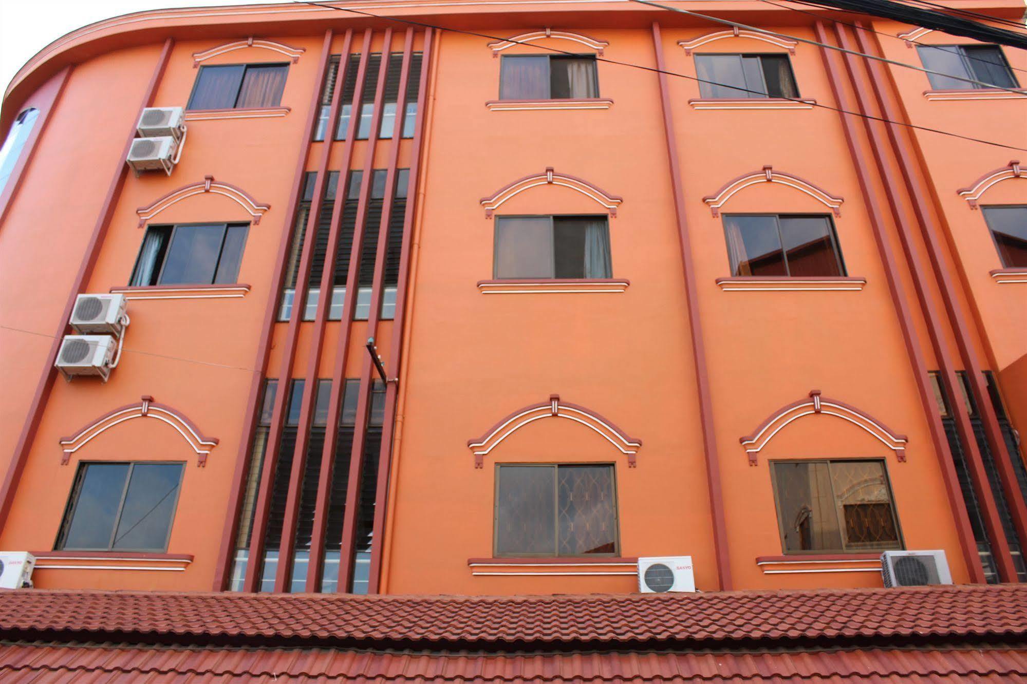 Lucky 1 Guesthouse Phnom Penh Bagian luar foto