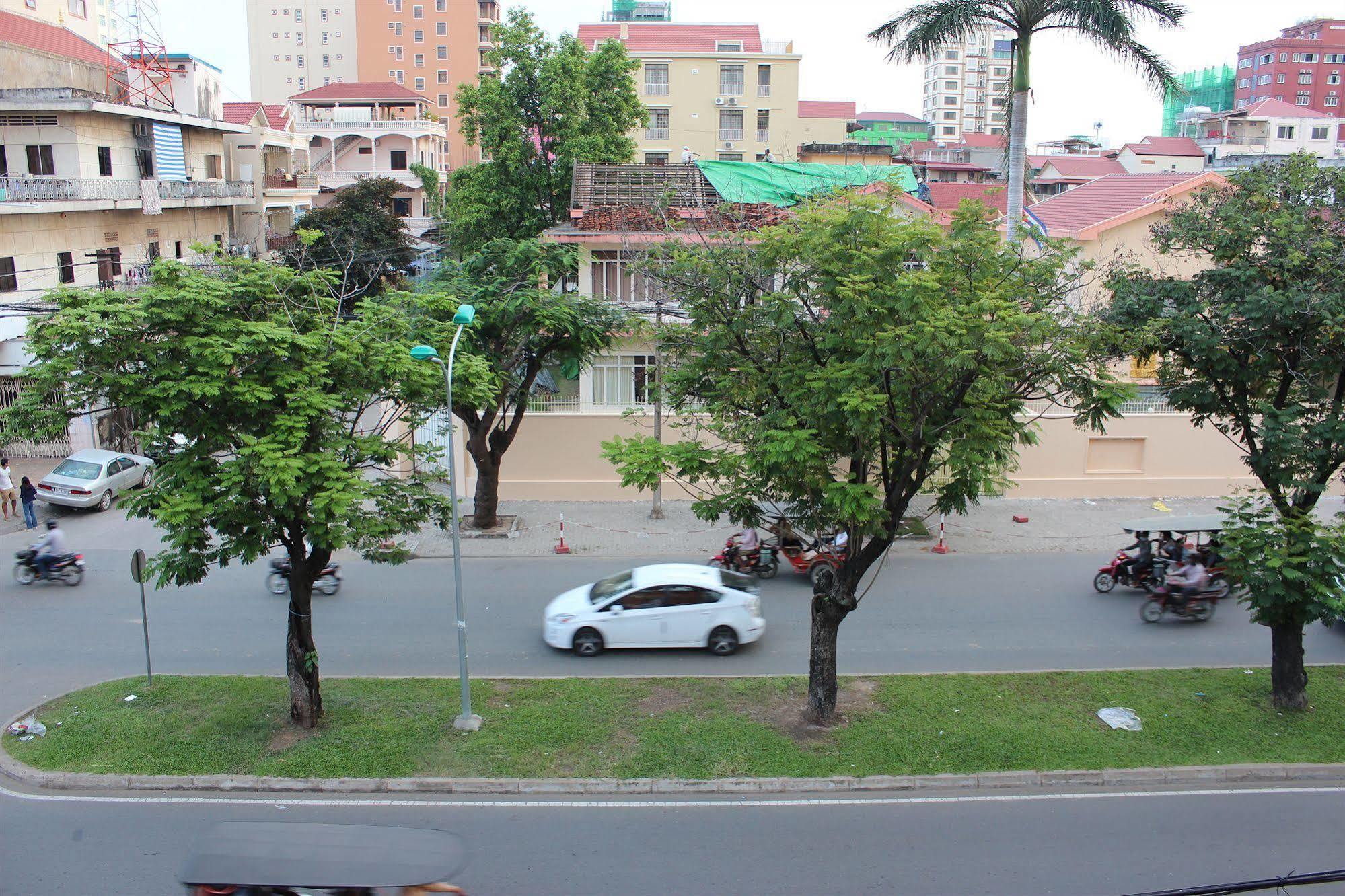 Lucky 1 Guesthouse Phnom Penh Bagian luar foto